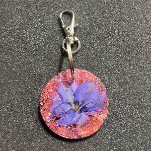 Resin purple flower keychain